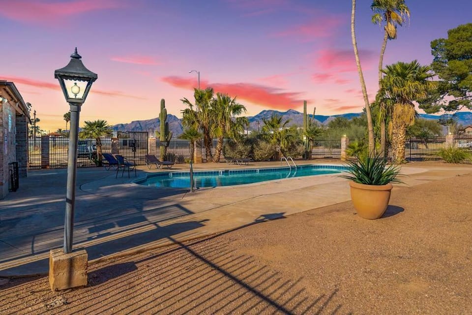 Alegria Corner - Charming dog-friendly, 2BR-1BA with Pool, Mountain Views Apartment in Tucson