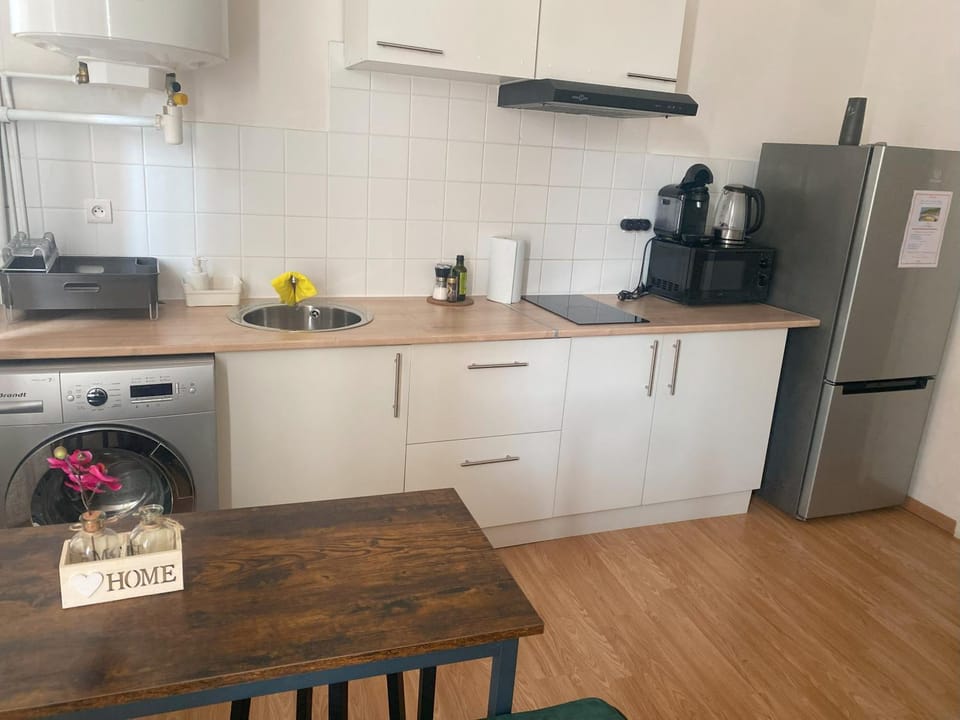 Coffee/tea facilities, Kitchen or kitchenette, stove, toaster, kitchen