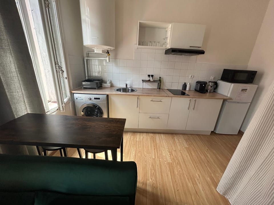 Kitchen or kitchenette, Seating area, Dining area