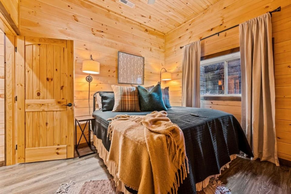 Top Rated Modern 3BD |Secluded |Fire Pit |Arcade House in Sevierville