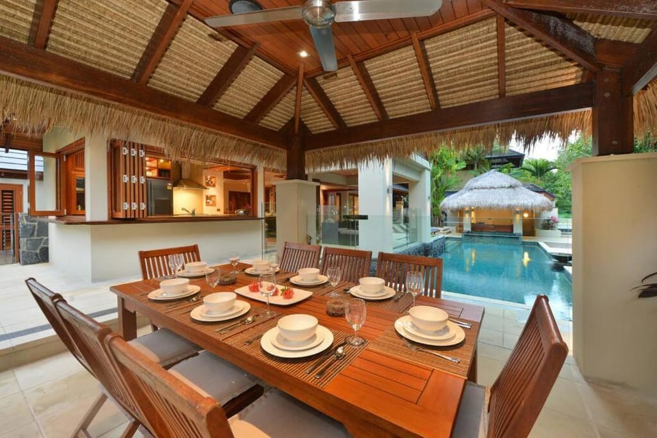 Cowrie House - Luxury 4 Bedroom Beachfront Home House in Port Douglas