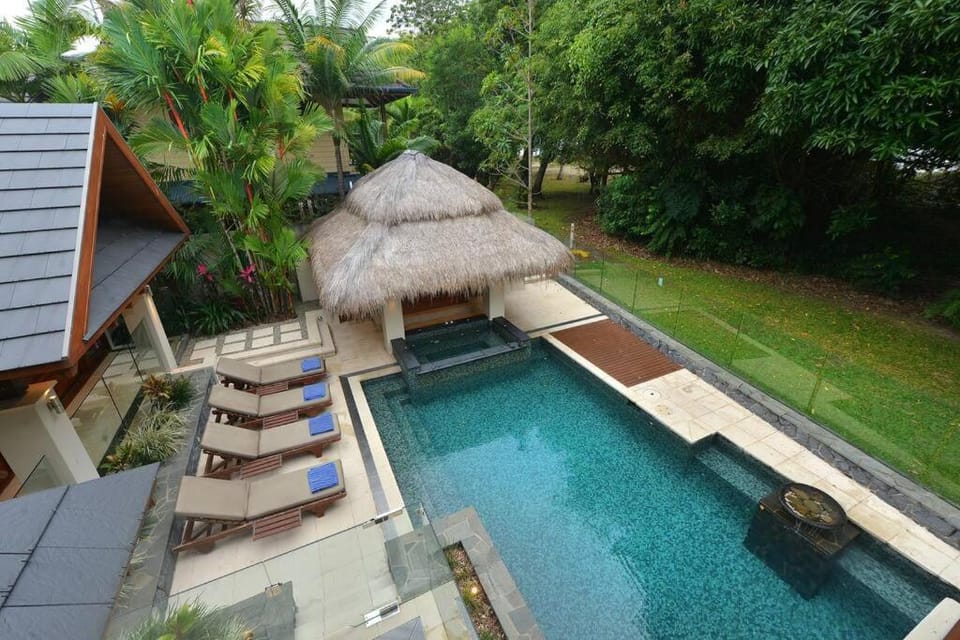Cowrie House - Luxury 4 Bedroom Beachfront Home House in Port Douglas