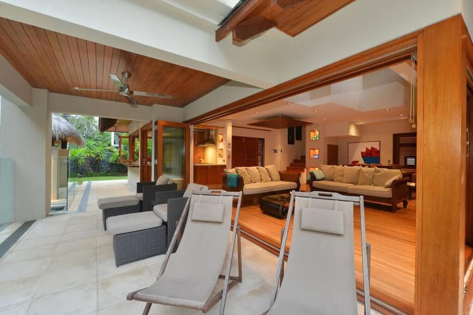 Cowrie House - Luxury 4 Bedroom Beachfront Home House in Port Douglas