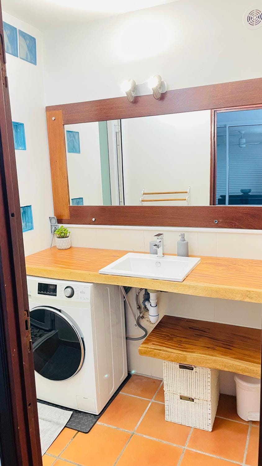 Bathroom, washing machine