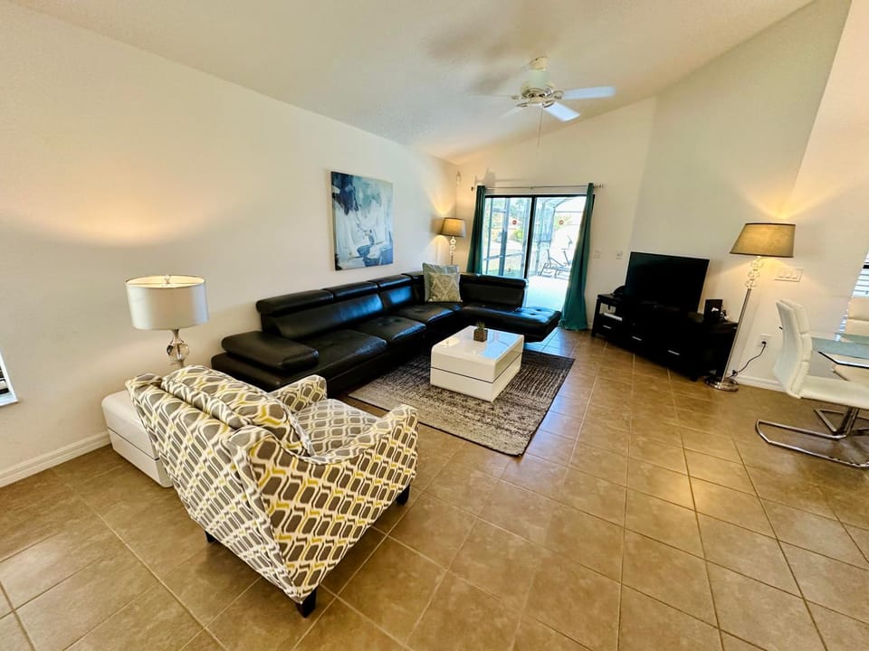 Villa with Pool in Gated 18-hole Golf Community with self-checkin after 4pm Villa in Loughman