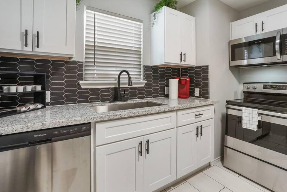 Cozy Remodeled 2 BD Heights Bungalow House in Houston
