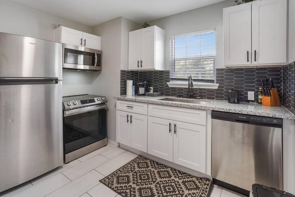 Cozy Remodeled 2 BD Heights Bungalow House in Houston
