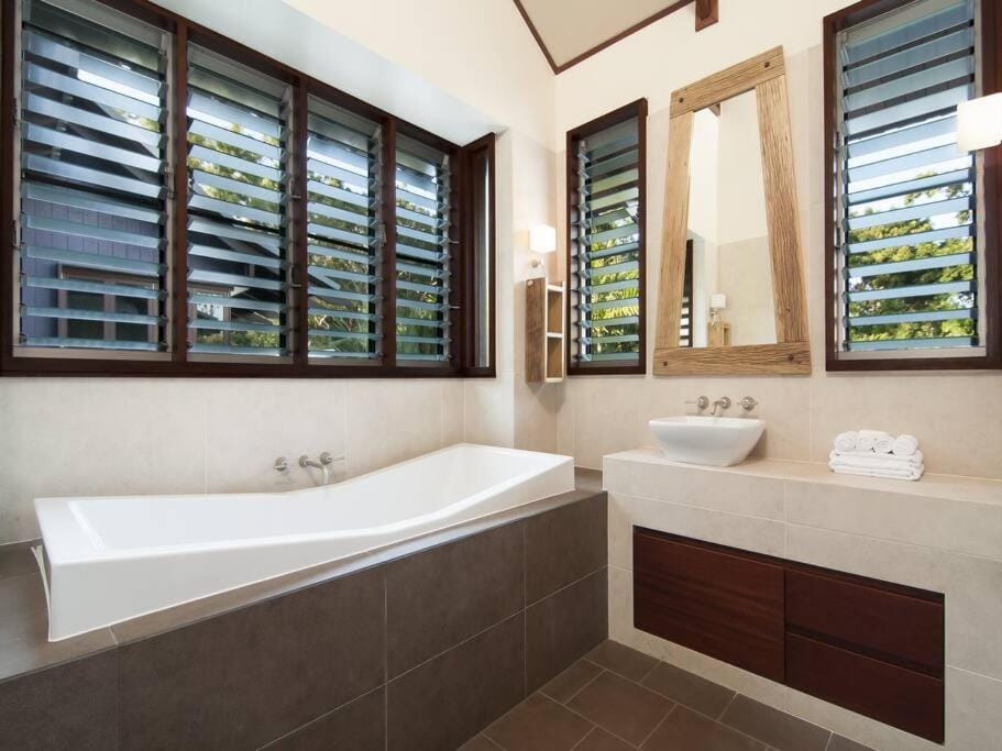 32 Beachfront Mirage - 4 Bedroom Luxury House House in Port Douglas