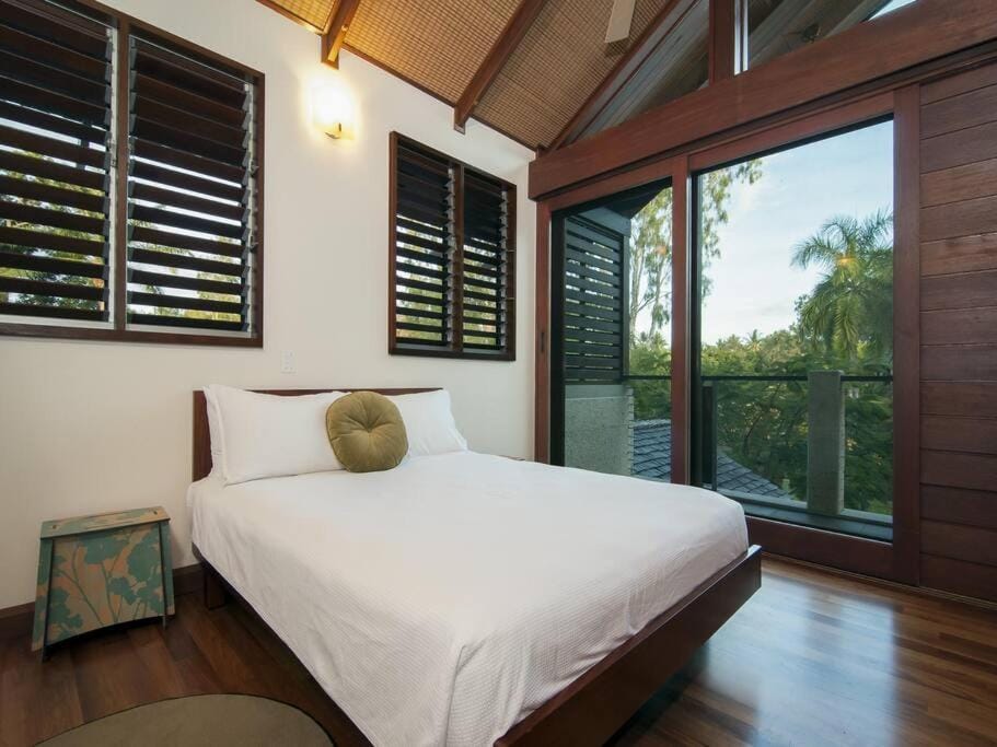 32 Beachfront Mirage - 4 Bedroom Luxury House House in Port Douglas