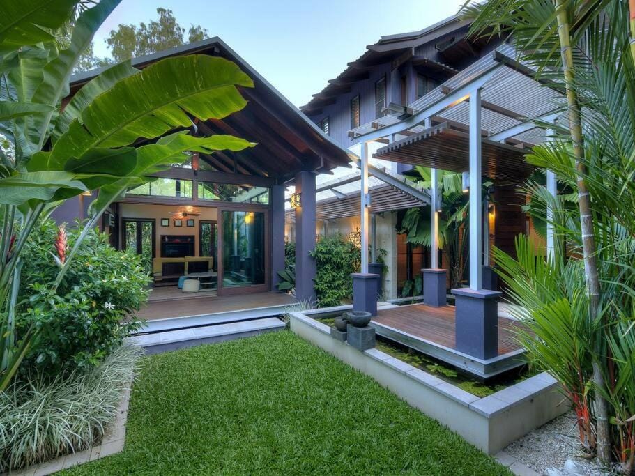 32 Beachfront Mirage - 4 Bedroom Luxury House House in Port Douglas