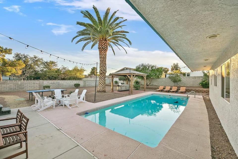 Tropicana Desert Villa 6 Bdrm 8 King, 6 Twin Bds 10ft Deep Pool & Spa House in North Las Vegas