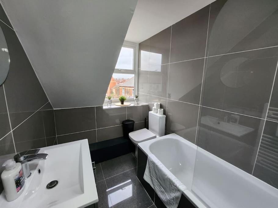 SuperValue Suite 3 - Fast WiFi, Hotel Linen, Keyless Entry, City only 10 Mins - BY PROPERTY PROMISE Apartment in Cardiff