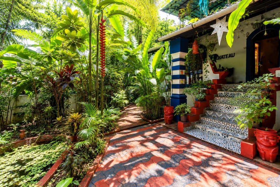 Property building, Patio, Facade/entrance, Spring, Day, Natural landscape, Garden, Decorative detail, Evening entertainment, Garden view, Meals, Lunch, Dinner, VIP