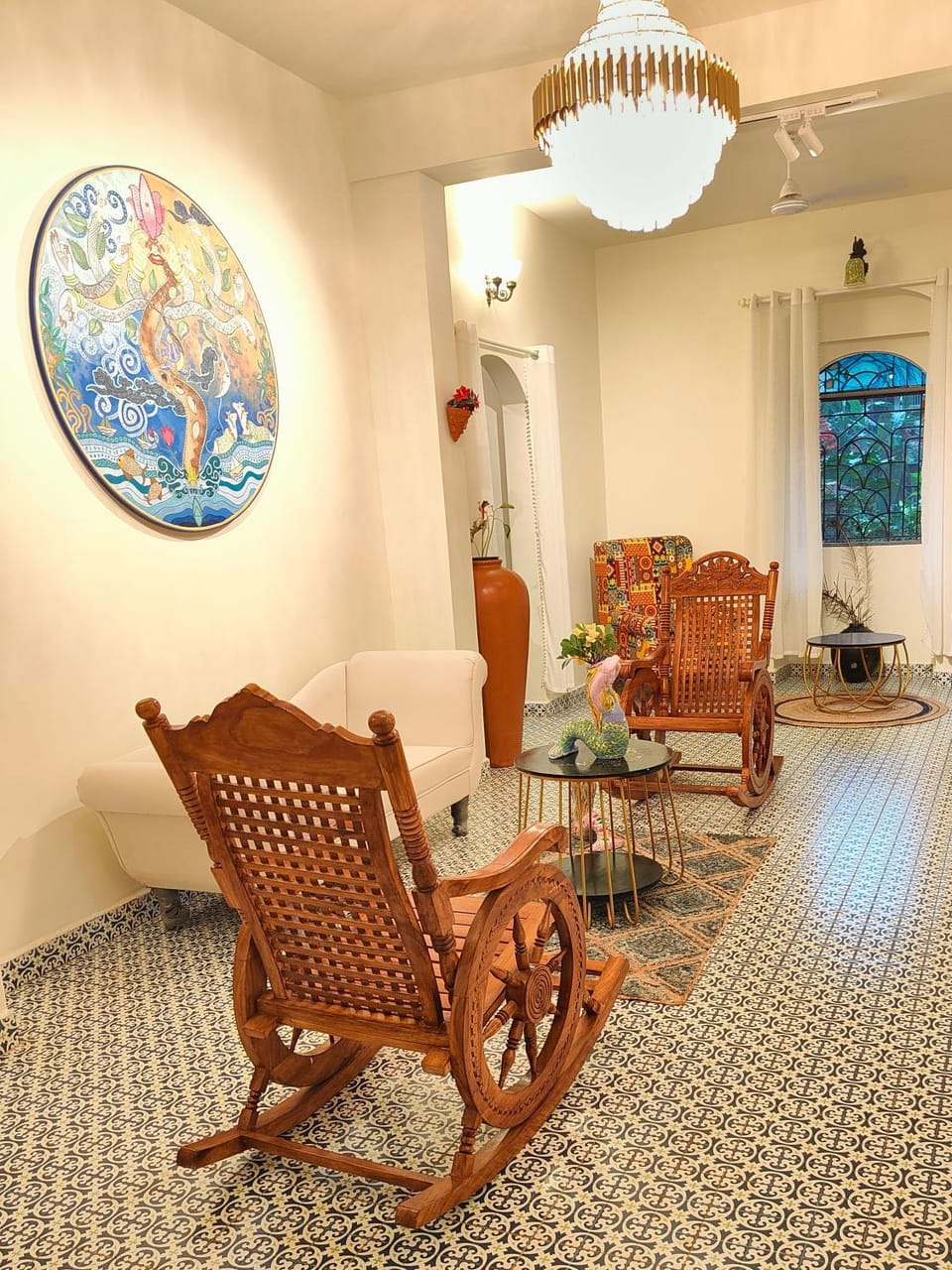 Living room, Decorative detail, Seating area, Dining area, Garden view, Lake view