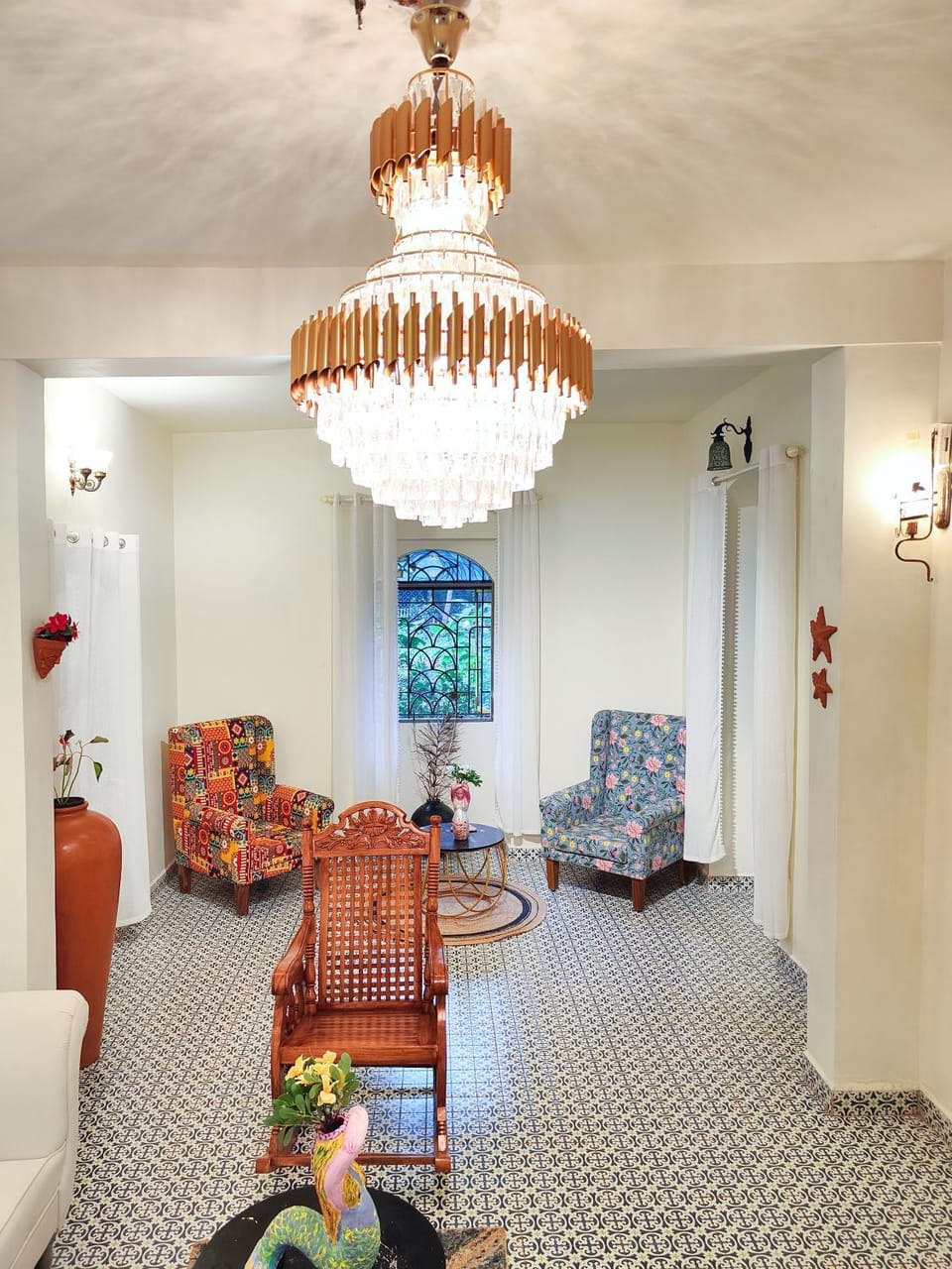 Restaurant/places to eat, TV and multimedia, Living room, Seating area, Canoeing, Entertainment, internet