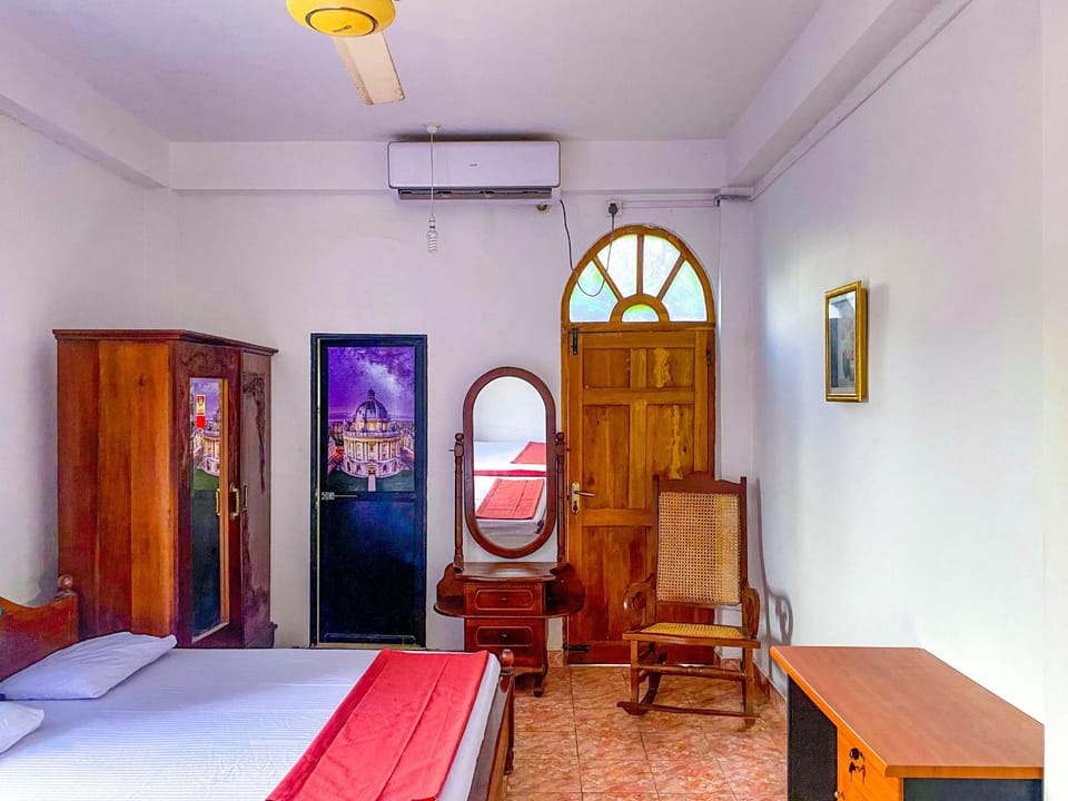 Photo of the whole room, wardrobe, air conditioner