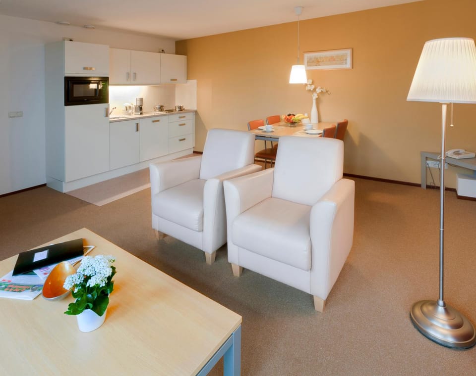 Kitchen or kitchenette, Seating area