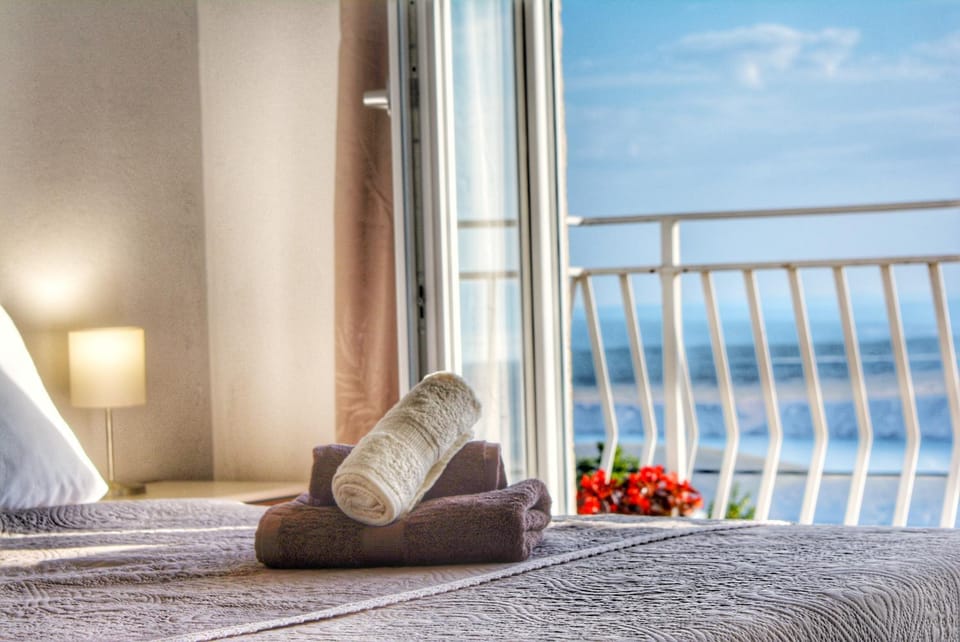 View (from property/room), Balcony/Terrace, Bedroom