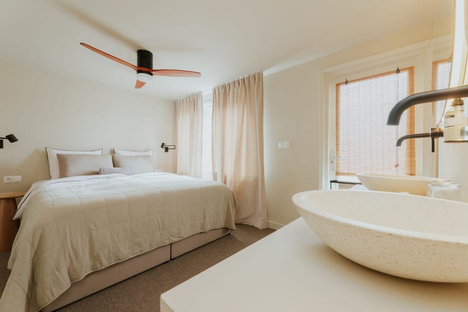 Bed, Photo of the whole room, Bedroom, Bath, towels