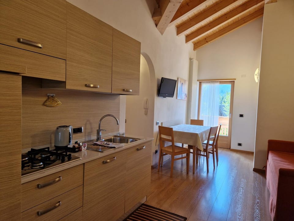 TV and multimedia, Coffee/tea facilities, Kitchen or kitchenette, Dining area