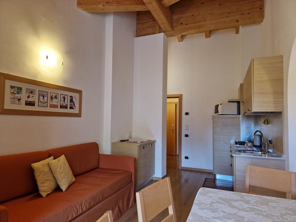 Kitchen or kitchenette, Living room, Seating area, Dining area