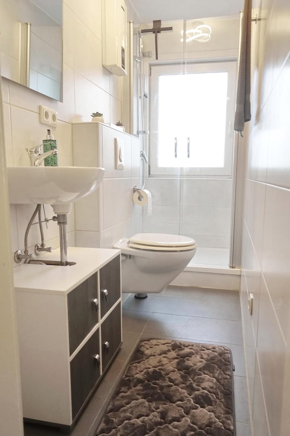 Shower, Toilet, Bathroom, Photo of the whole room, towels
