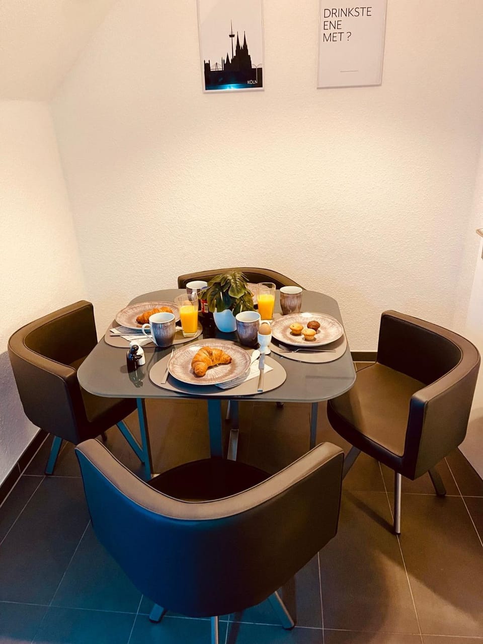 Seating area, Dining area, Breakfast