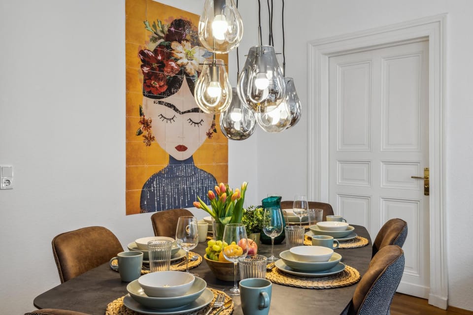 Living room, Seating area, Dining area, Food