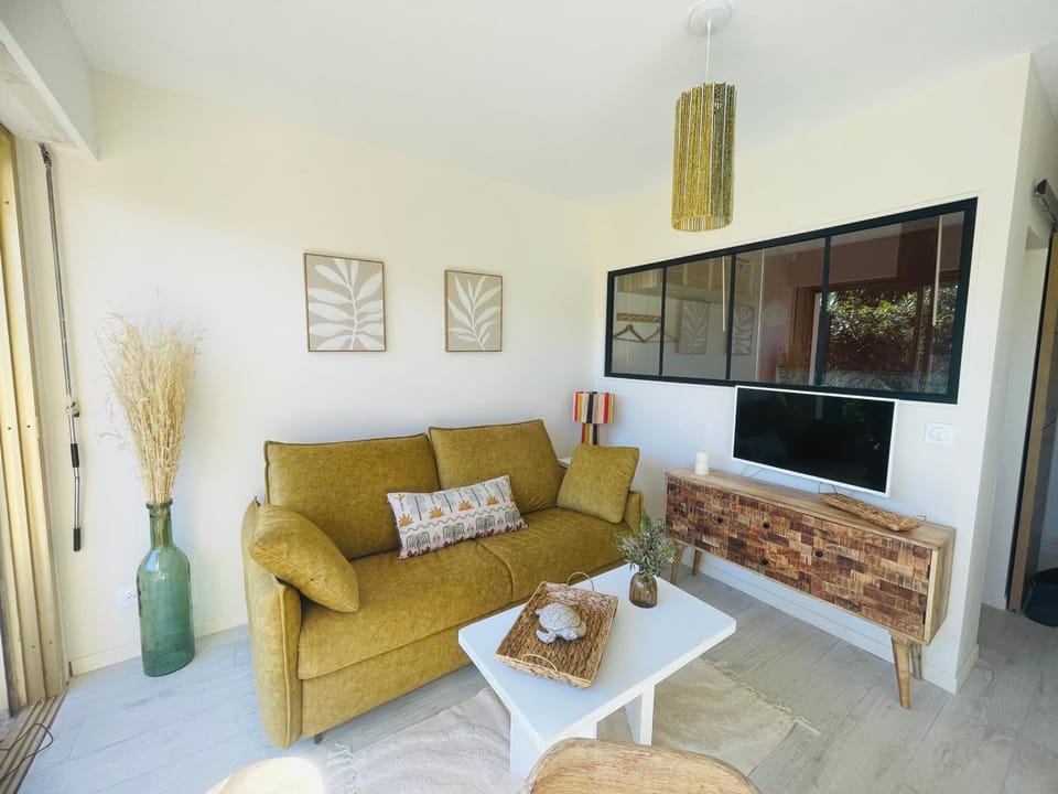 Communal lounge/ TV room, TV and multimedia, Living room, Seating area