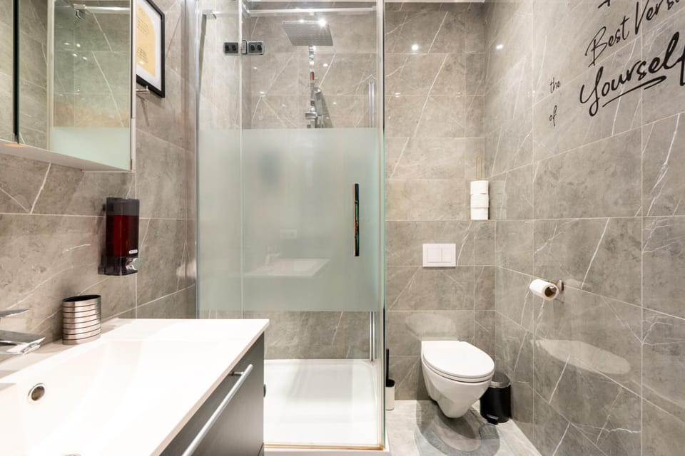 Shower, Toilet, Bathroom, towels