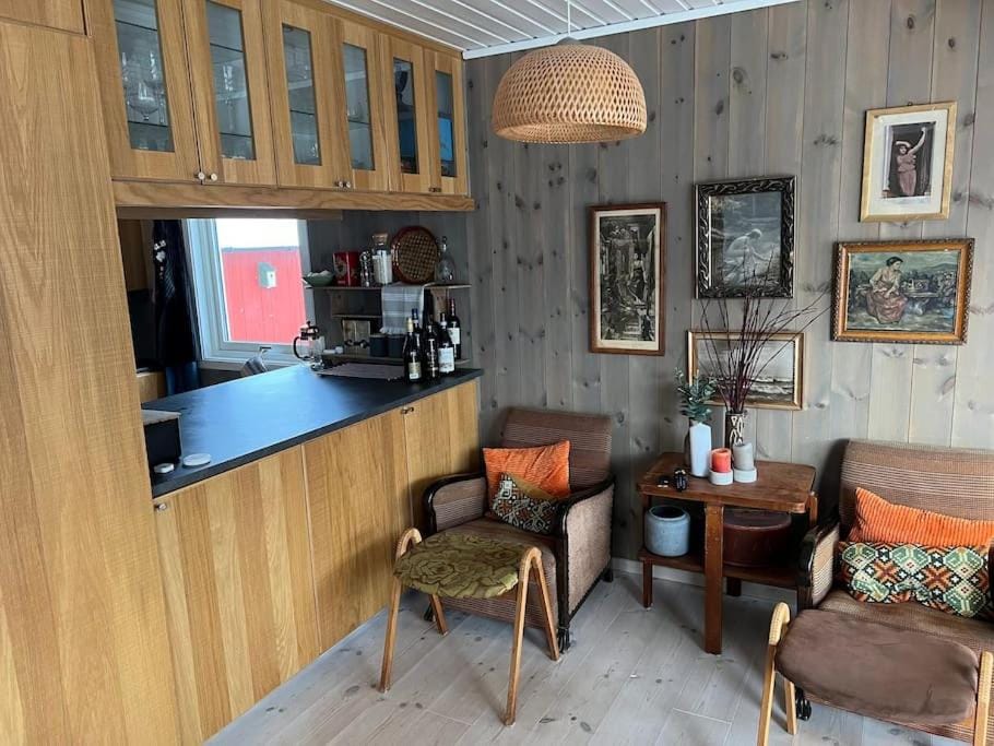 Kitchen or kitchenette, Seating area