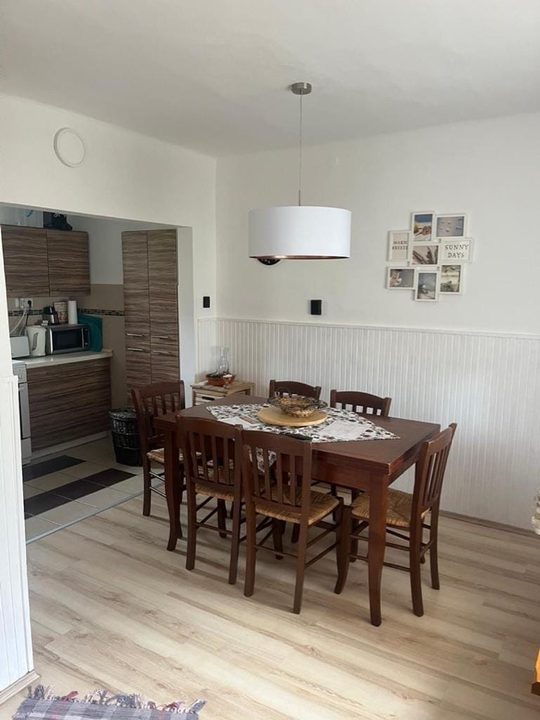 Kitchen or kitchenette, Dining area, minibar, pet friendly