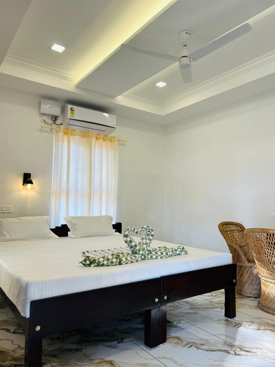 Bed, Photo of the whole room, Bedroom, towels