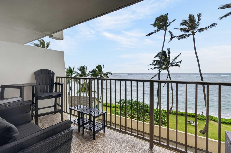 Luxury Beachfront Condo House in Punaluu