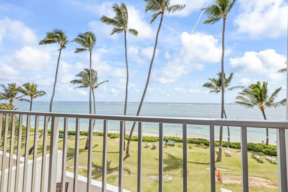 Beautiful Condo Right on the Beach House in Punaluu