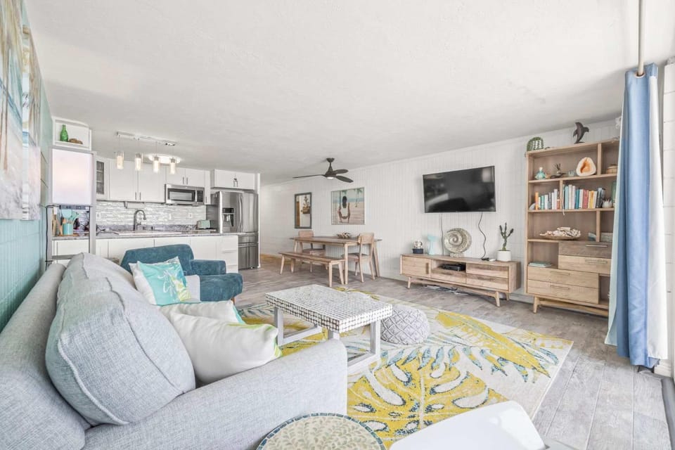 Beautiful Condo Right on the Beach House in Punaluu