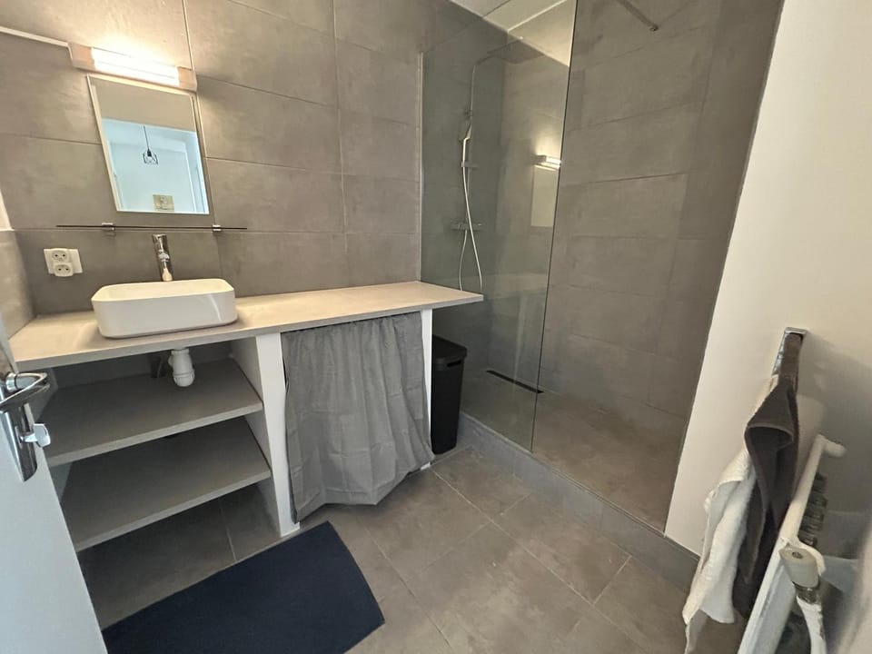 le Fossié - grand T2 - basique propre et fonctionnel avec parking Apartment in Pau
