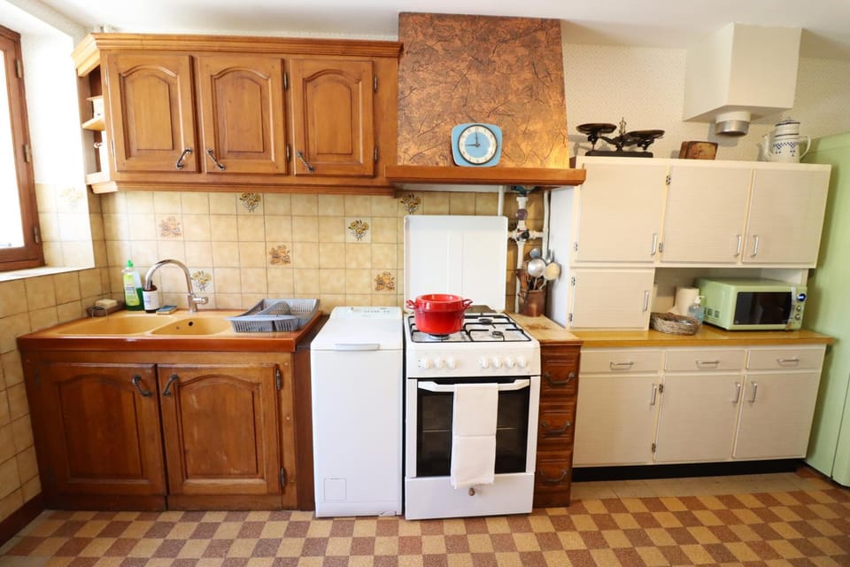 Communal kitchen, Entertainment, oven, pet friendly, storage, stove, toaster, washing machine