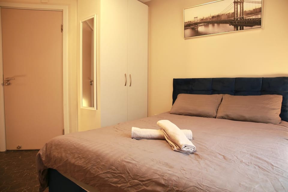 Bed, Photo of the whole room, Bedroom, towels