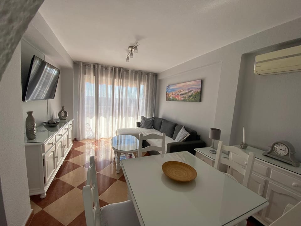 TV and multimedia, Living room, Seating area, Dining area, air conditioner