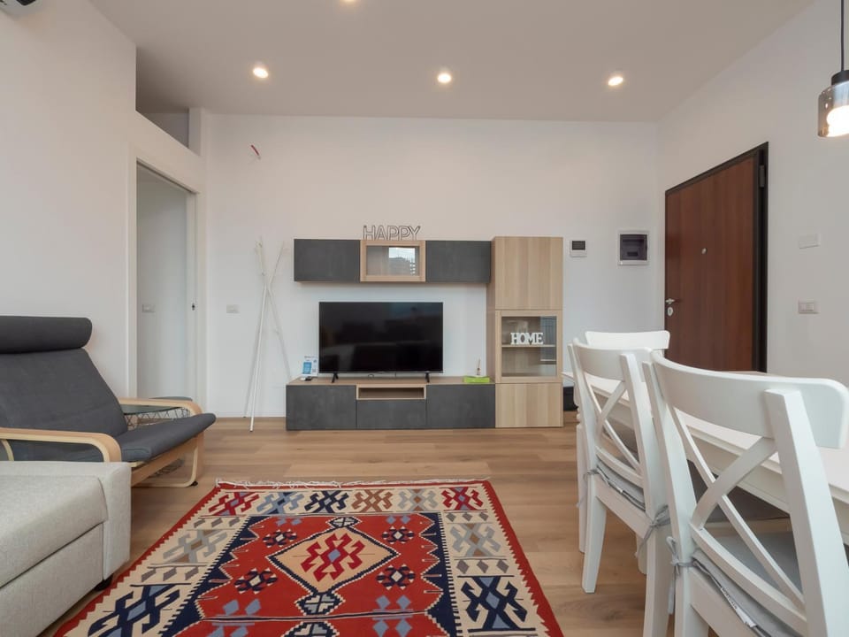 TV and multimedia, Living room, Seating area, Dining area