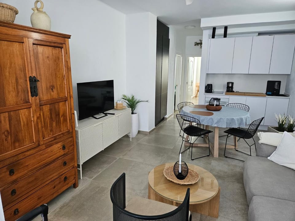 TV and multimedia, Kitchen or kitchenette, Living room, Dining area