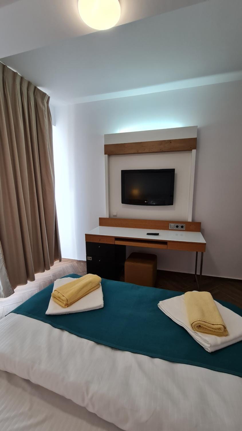 Bed, TV and multimedia, Photo of the whole room, Bedroom, towels