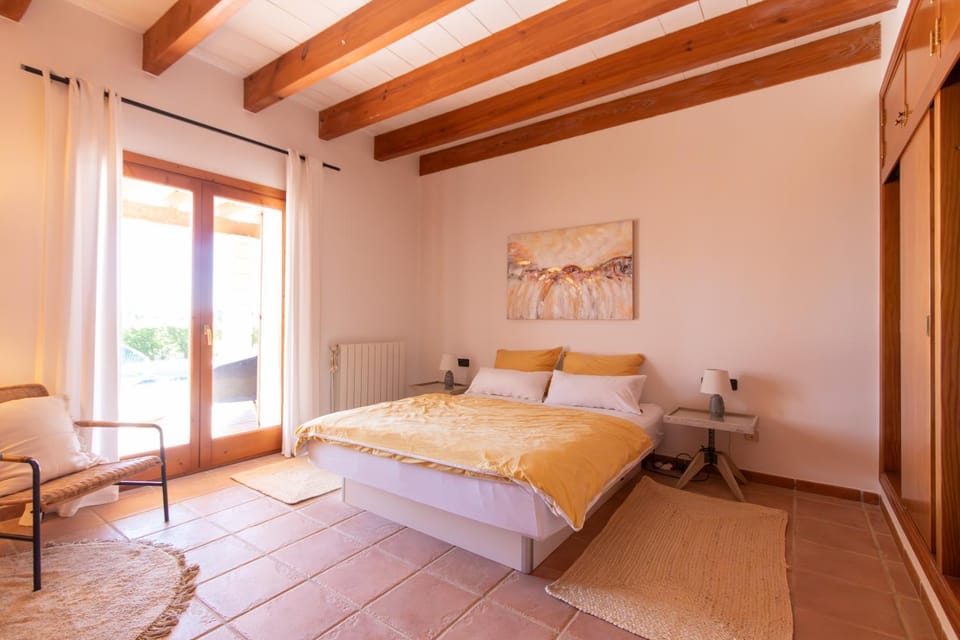 Bed, Seating area, Bedroom