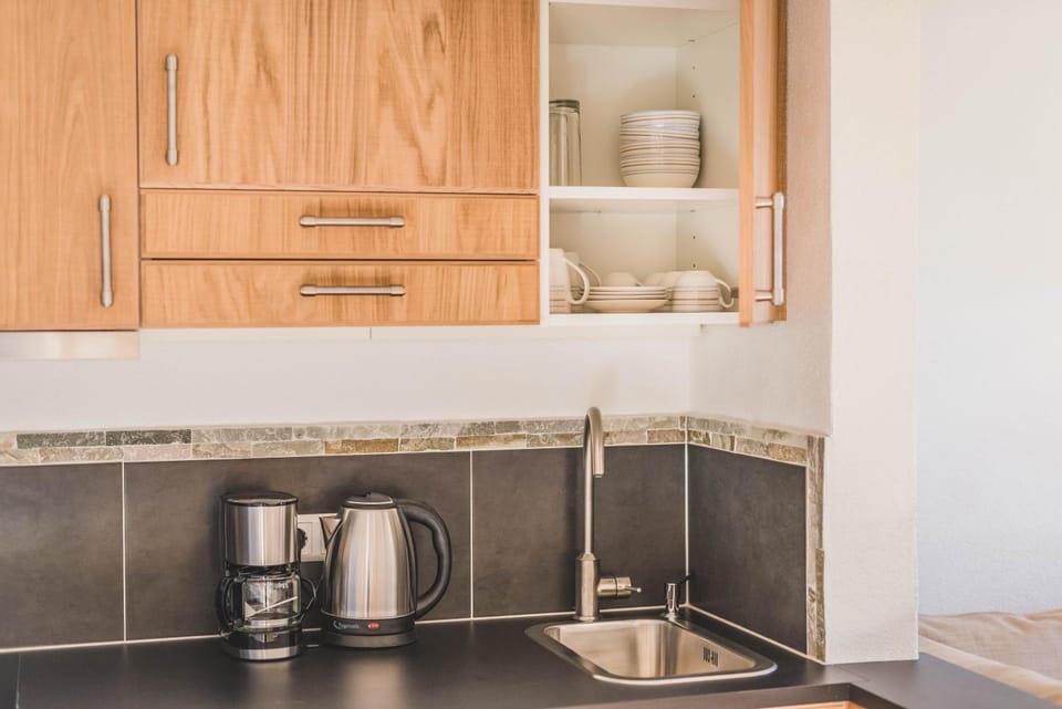 Coffee/tea facilities, Kitchen or kitchenette, stove