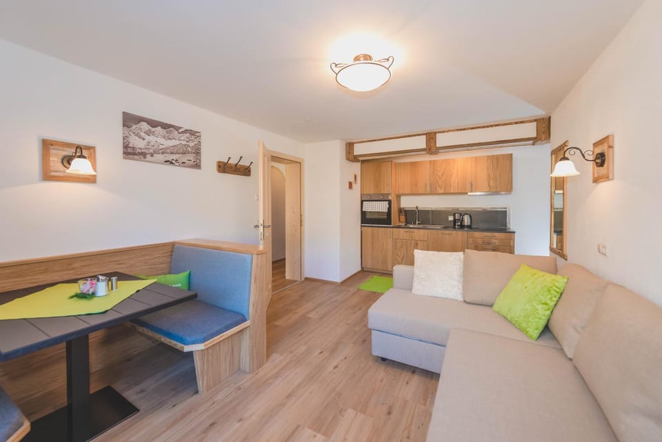 Kitchen or kitchenette, Living room, Seating area, Dining area, stove