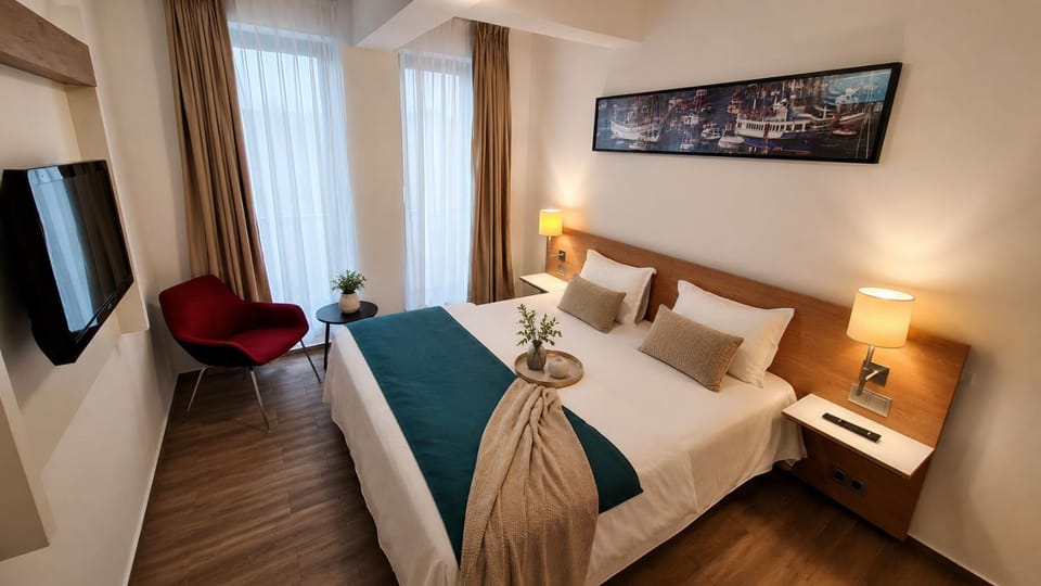 Bed, TV and multimedia, Bedroom