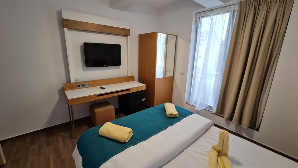 Bed, TV and multimedia, Bedroom