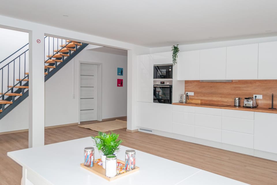 Coffee/tea facilities, Kitchen or kitchenette, Dining area, oven, stove, toaster