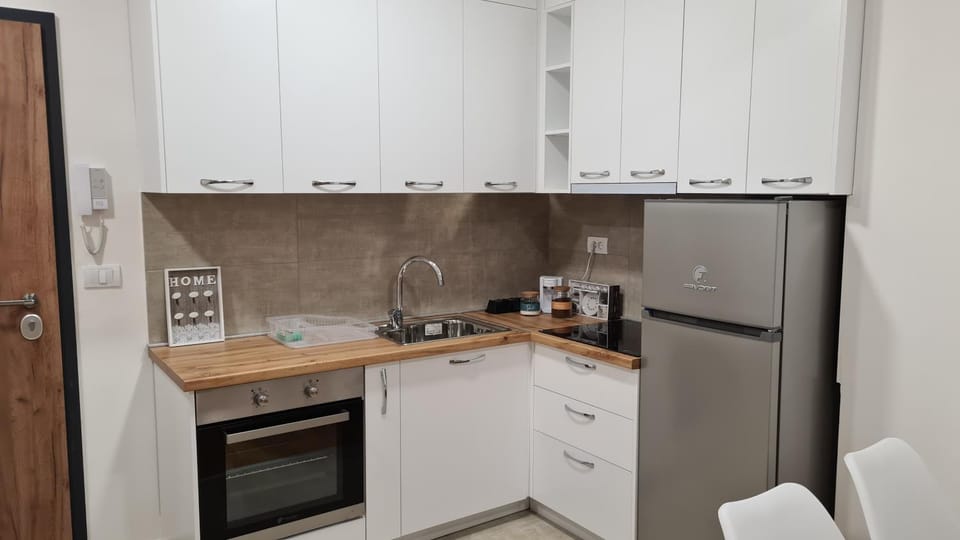 Coffee/tea facilities, Kitchen or kitchenette, oven, stove